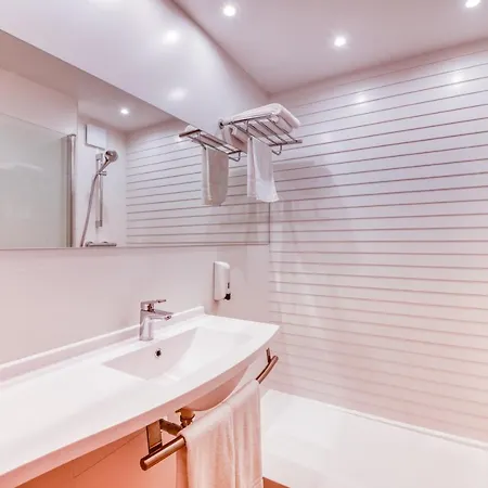 ホテル Logis Nimotel Cosy ニーム