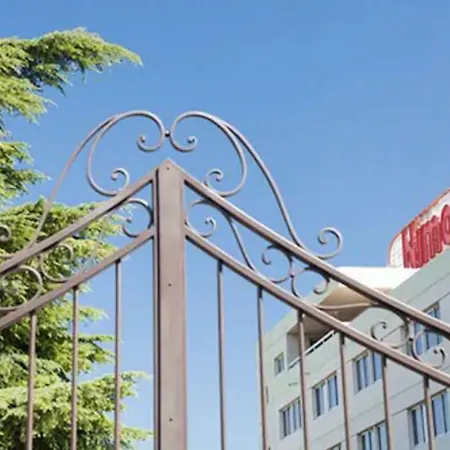 Logis Nimotel Cosy 호텔 님